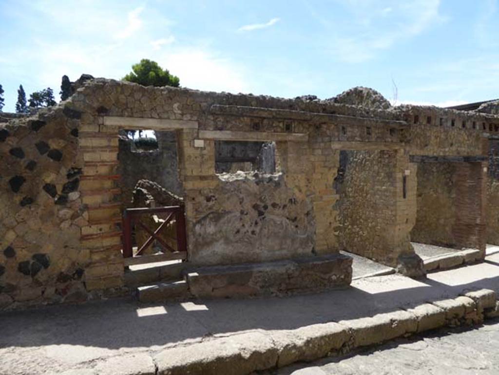 IV.9, on left, Herculaneum. July 2015. Looking east to entrance doorways, with IV.8 and IV.7, on right. Photo courtesy of Michael Binns.